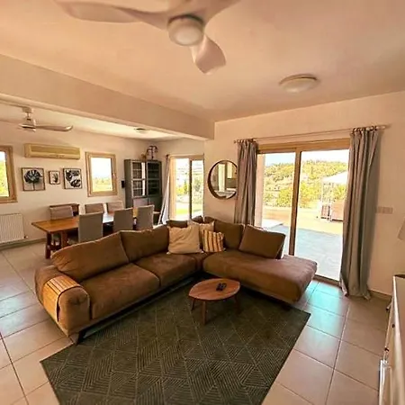 Daire Paphos 4 Bedrooms *